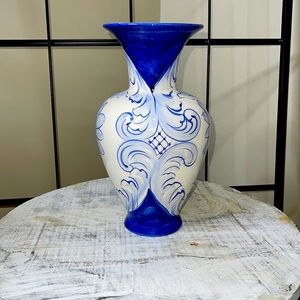 Favanol flower vase
